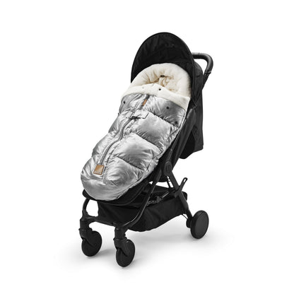 Silver Sheen Fußsack in stroller, padded for winter warmth, stylish for design-conscious parents.