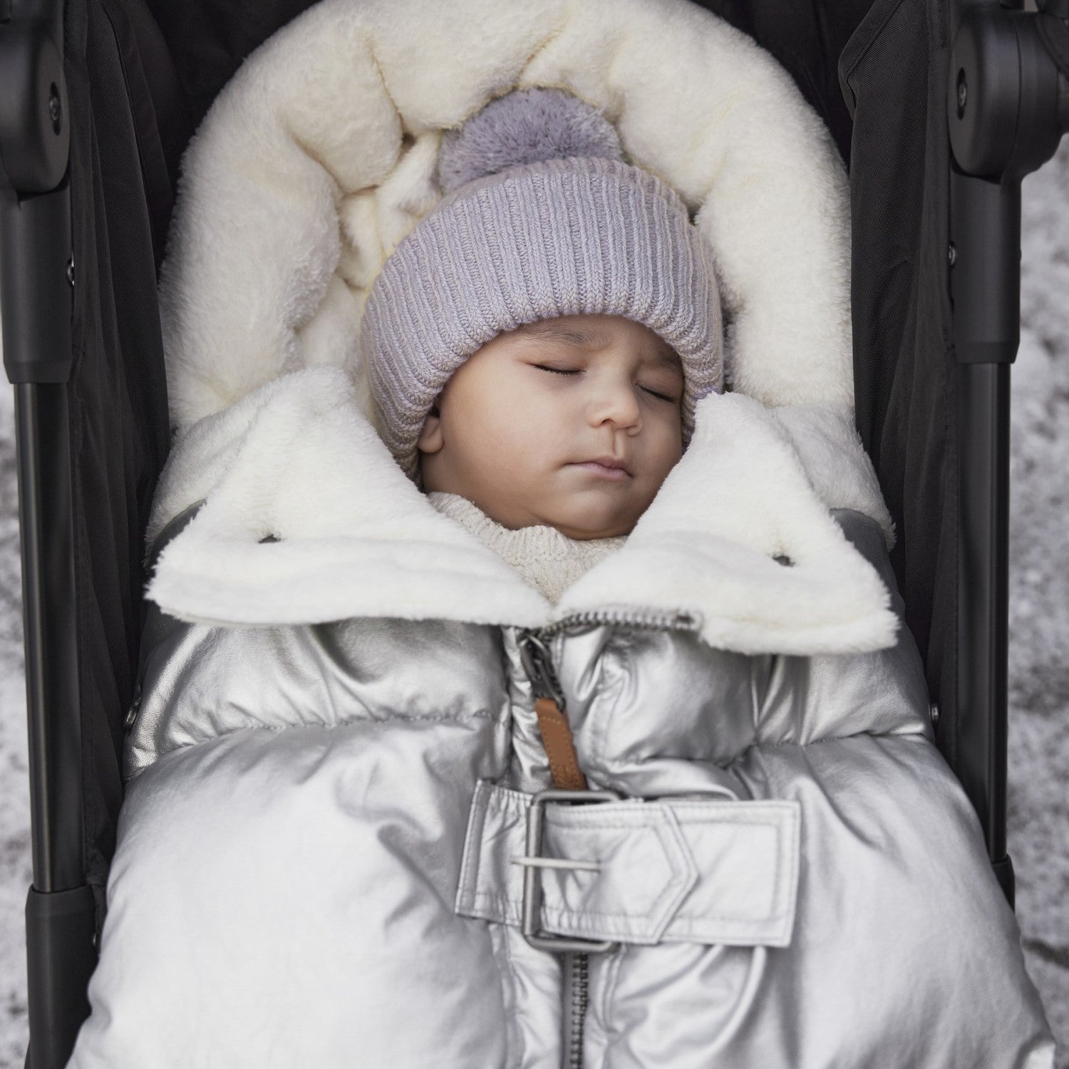 Baby in warm Fußsack - Silver Sheen with thick padding and insulated panels, ideal for cold winter days and design-oriented parents.