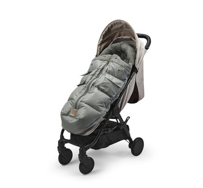 Hazy Jade Fußsack in Kinderwagen, ideal für kalte Tage, mit dicker Polsterung und modernen Design, beliebt bei stilbewussten Eltern.