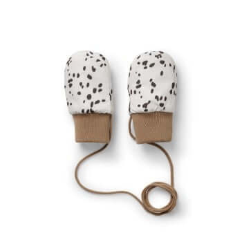 Fäustlinge mit Dalmatian Dots-Design für Kinder, verbunden durch Strickband, anpassbar mit Klettverschluss, in Beige und Schwarz.