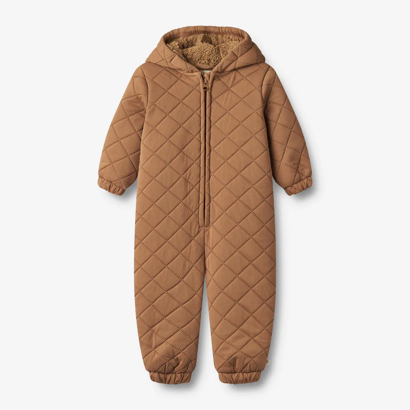 Thermo-Anzug Hayden in Caramel mit Kapuze und Fellfütterung, ideal für Babys an kühleren Tagen, mit elastischen Details für Komfort.